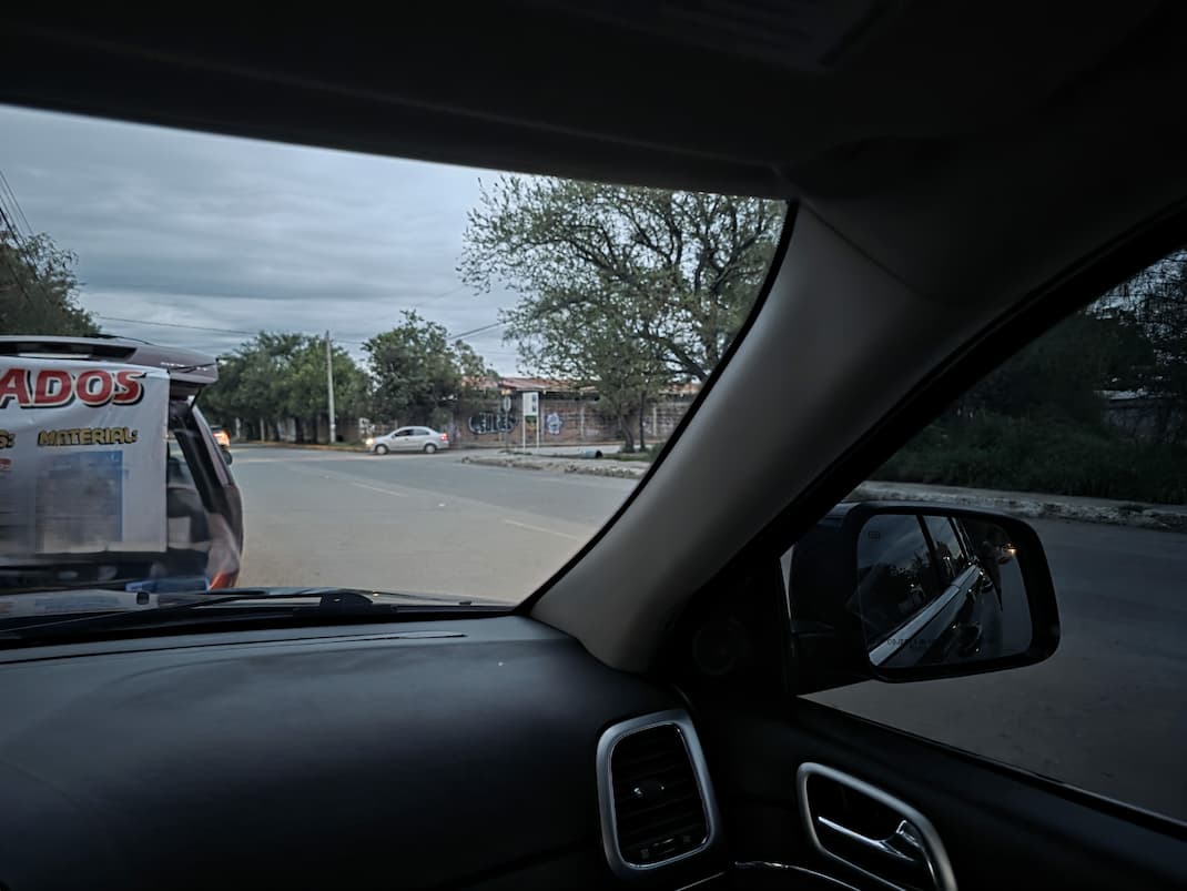 Vista desde el interior del auto a través del medallón polarizado